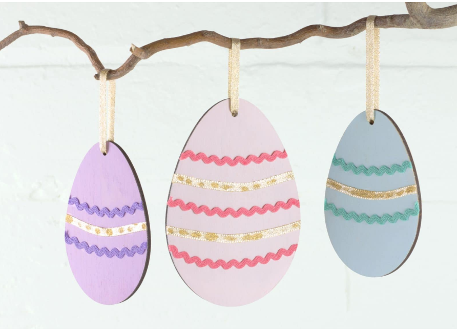 Εργαστήριο με ξύλινες πασχαλινές κατασκευές