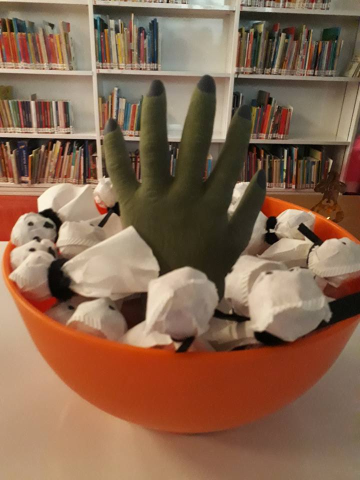 kerasma-i-farsa-to-chalogoyin-sti-bibliothiki-2017-10-19-2