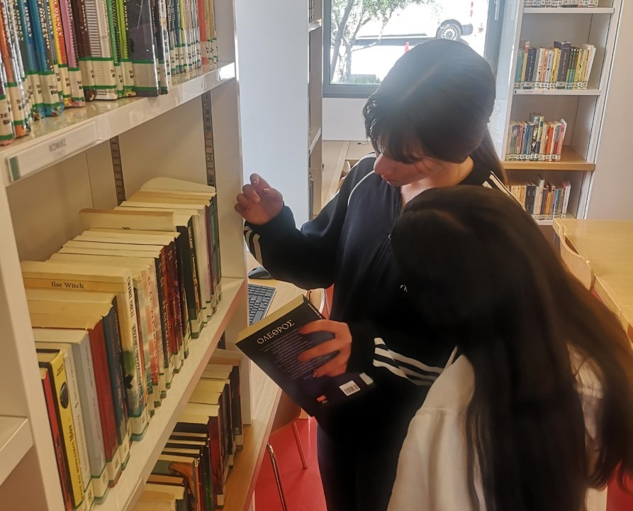 episkepsi tis a taxis toy 2oy gymnasioy kalampakas sti bibliothiki 2023 05 18 3