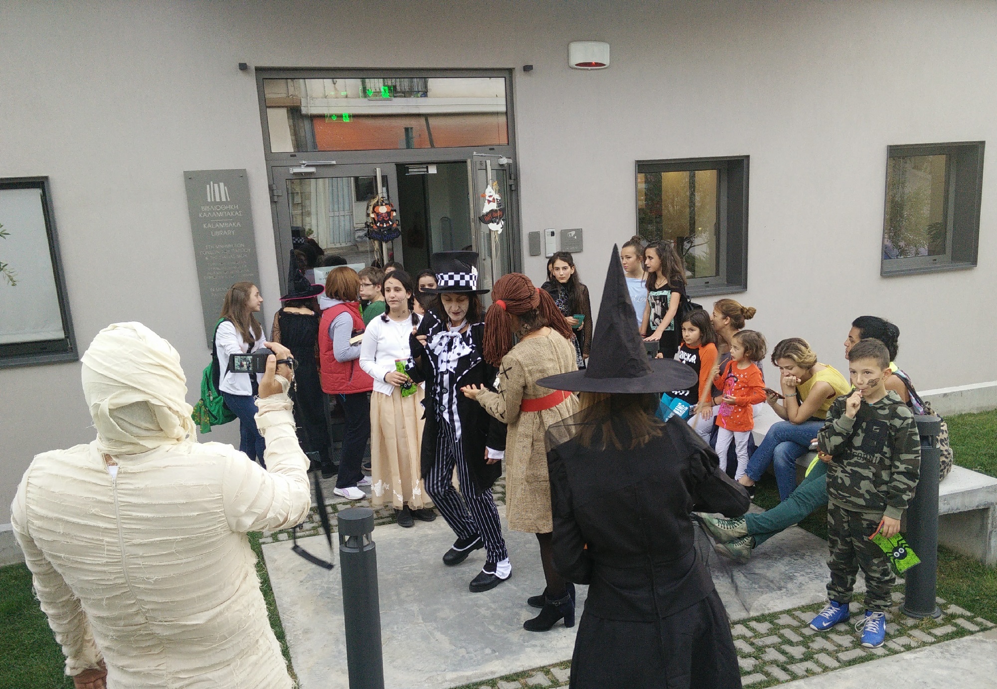 kerasma-i-farsa-to-chalogoyin-sti-bibliothiki-2017-10-19-8