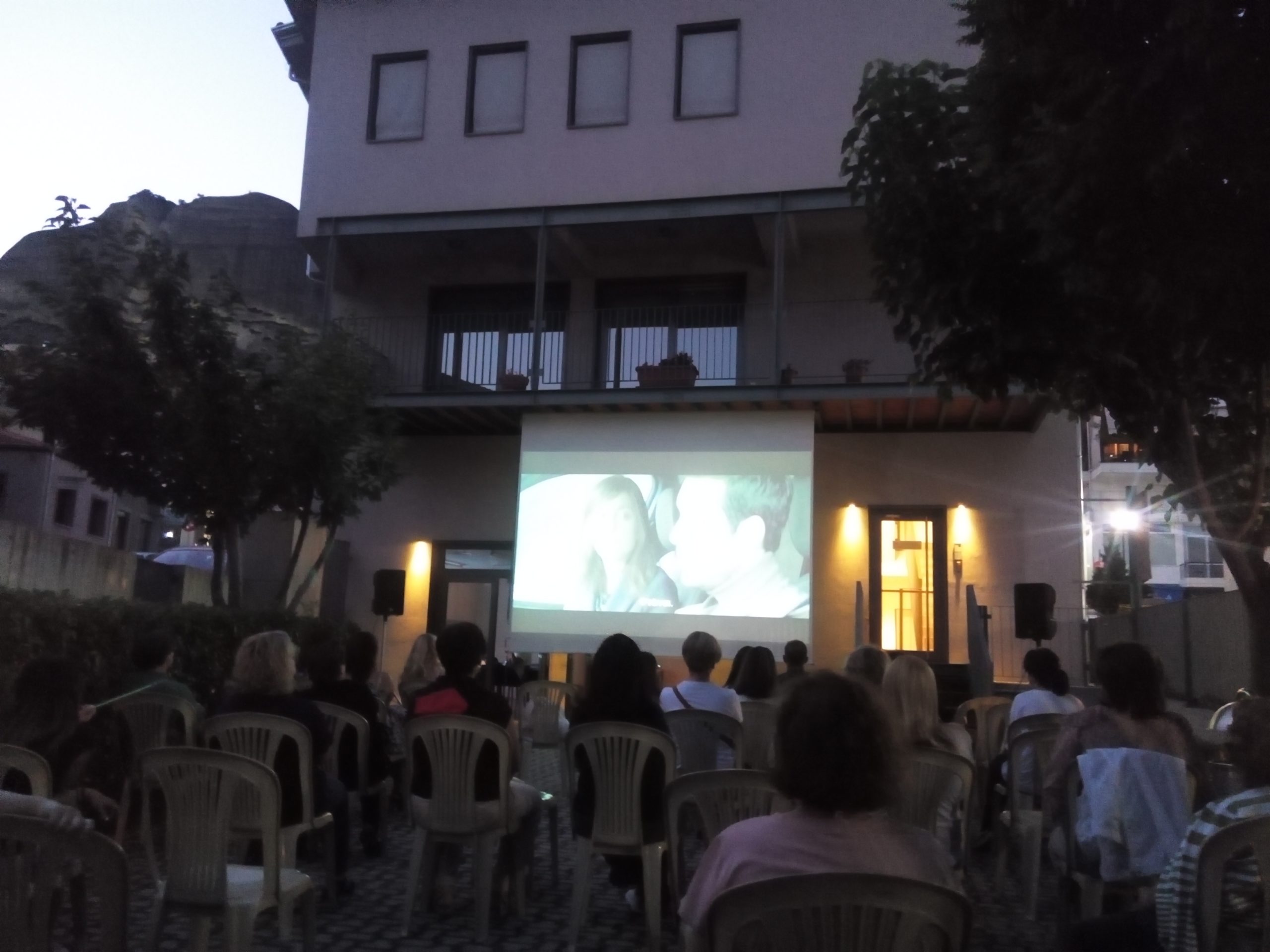 pragmatopoiithikan oi proboles tis tainias aoratos episkeptis 2020 07 09 1