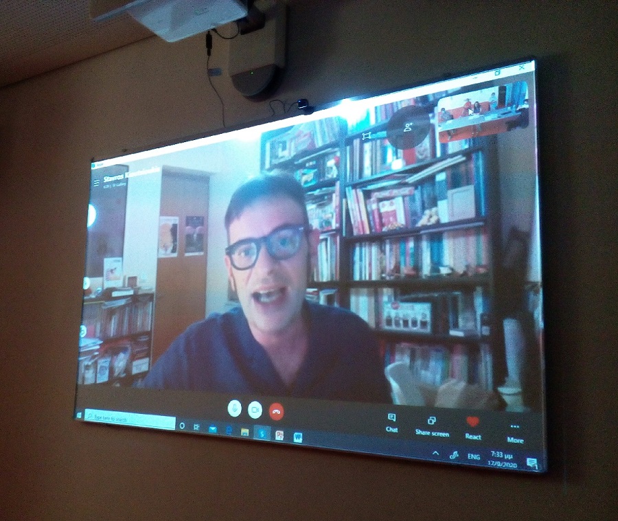 ergastirio komiks enilikon synomilia me to gnosto skitsografo stayro kioytsioyki 2020 09 18 1