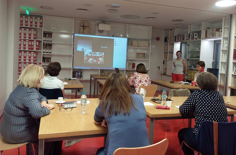 leschi anagnosis enilikon synomilia me ti syggrafea alkyoni papadaki 2020 10 09 1