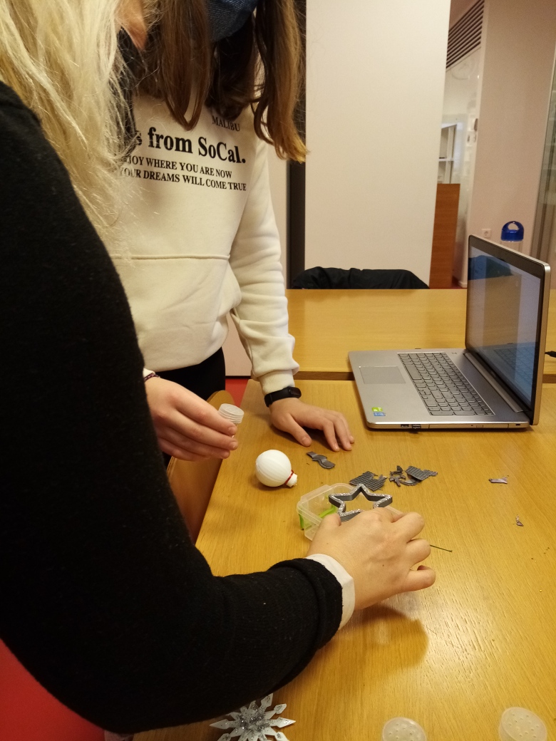 christoygenniatika ergastiria gia toys mikroys mas filoys 2021 12 07 1