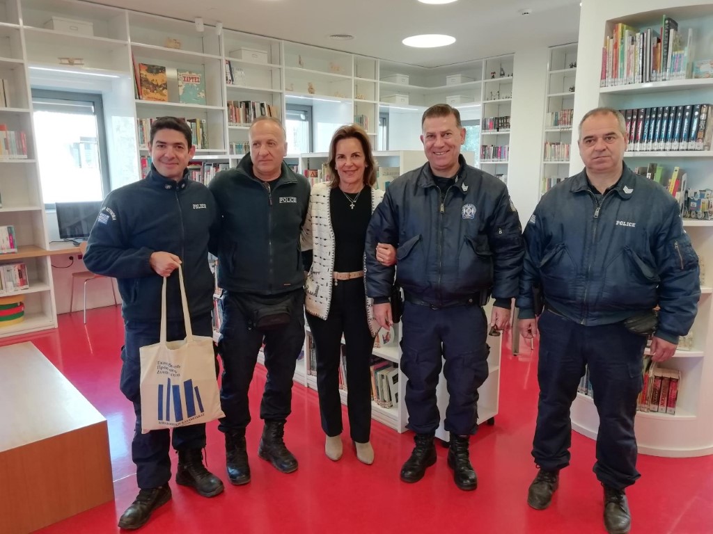 i proedros tis bibliothikis ka katerina dimoyla me astynomikoys tis kam tis dieythynsis astynomias trikalon 2023 03 31 1