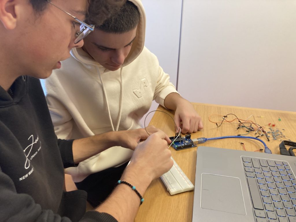 ergastirio kodika arduino 2023 10 23 1