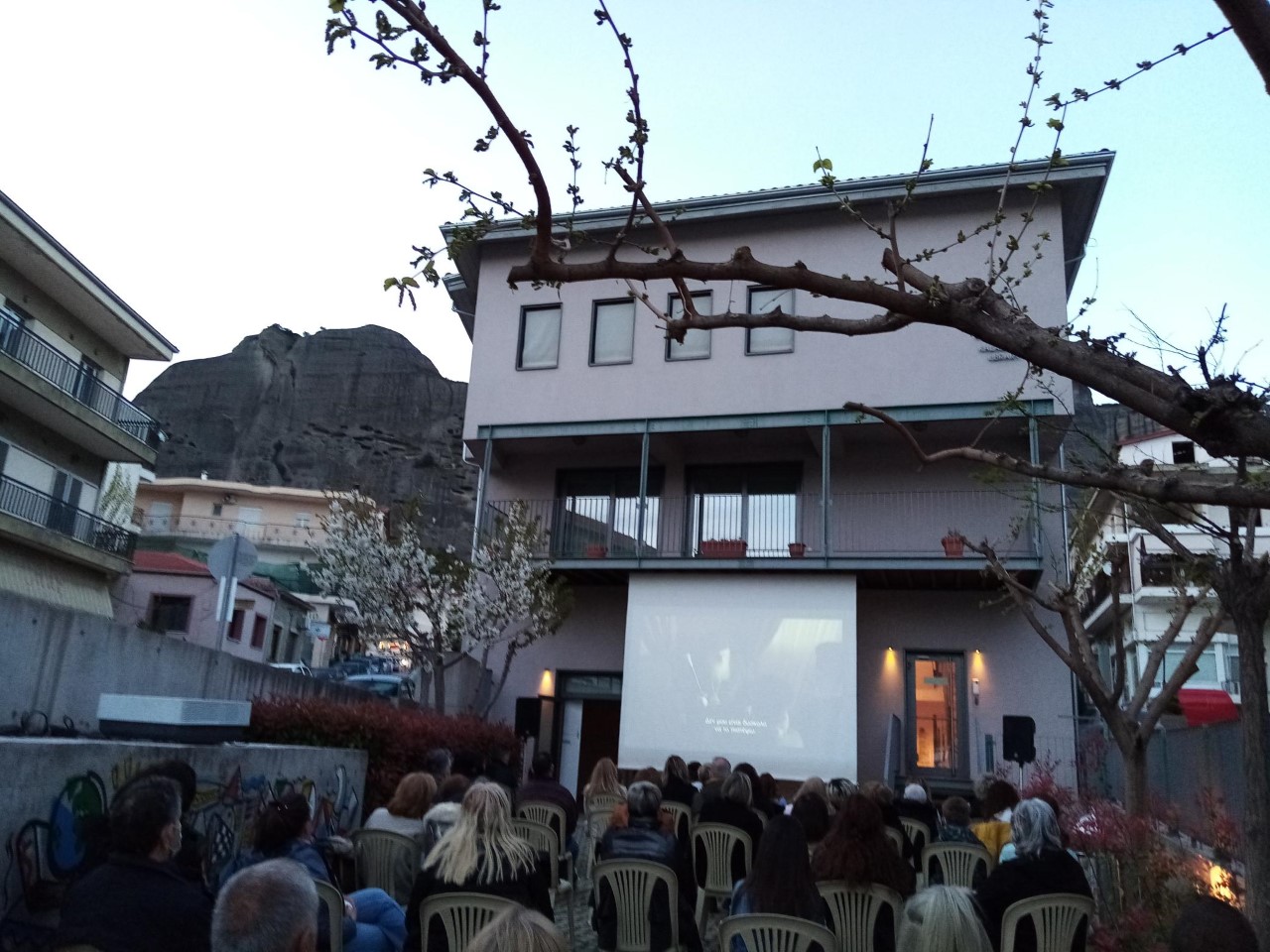 sygkinise to koino o anthropos toy theoy sti bibliothiki kalampakas 2022 04 10 1