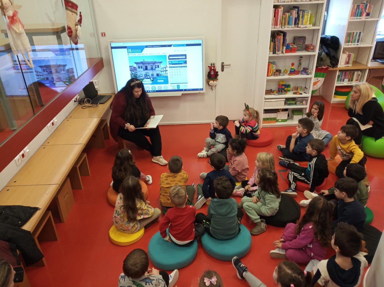 little readers from the 1st kindergarten visit the library 2022 12 13 1
