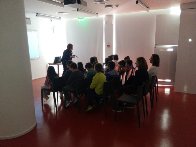 episkepsi mathiton toy 1oy dimotikoy scholeioy kalampakas sti bibliothiki mas 2016 10 13 1