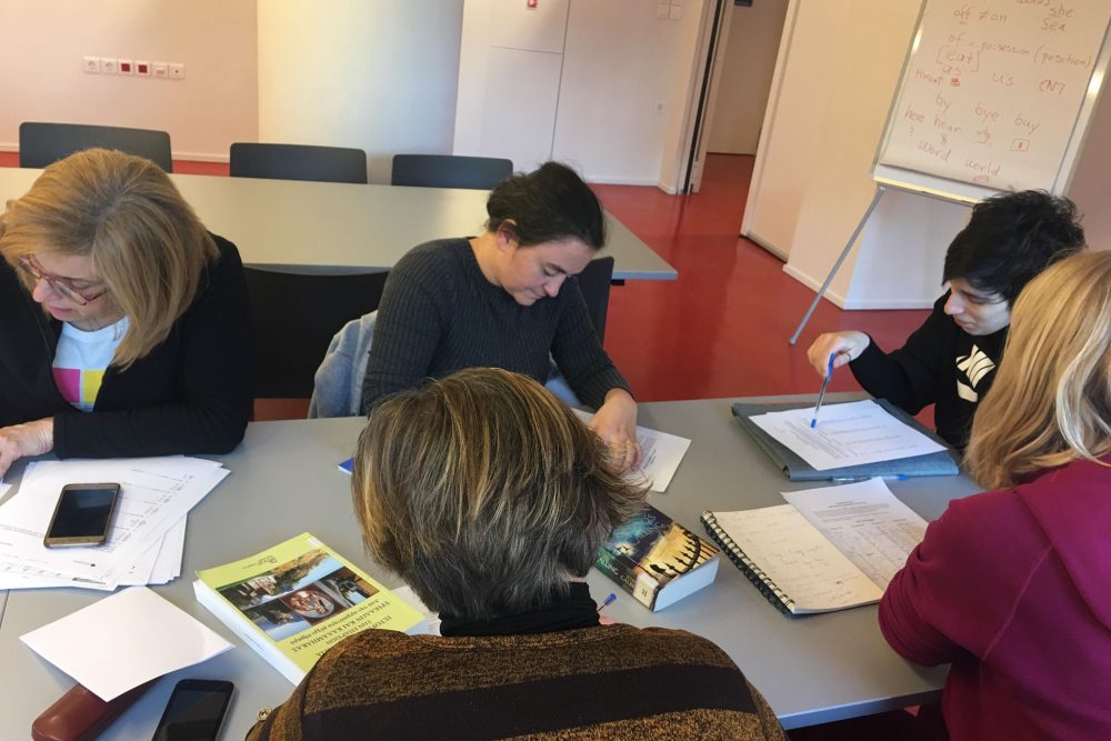 synantisi tis agglikis leschis anagnosis enilikon 2019 02 01 1