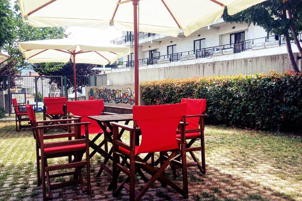 i bibliothiki anoichti gia to koino 2021 05 06 1