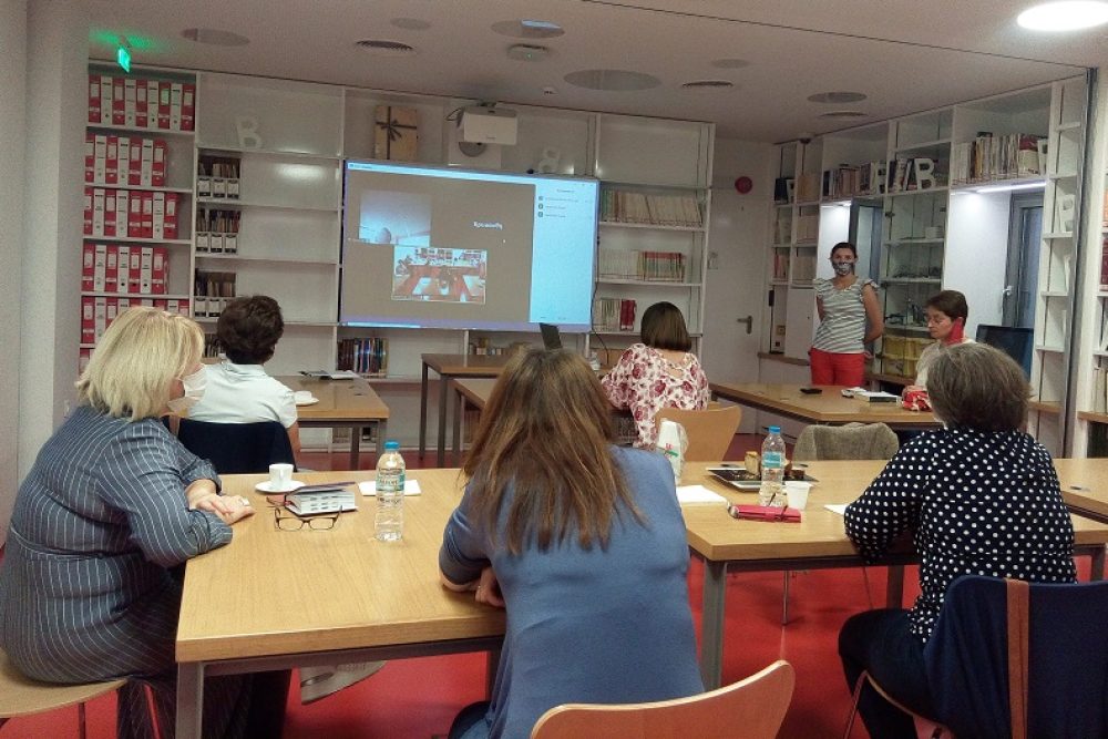 leschi anagnosis enilikon synomilia me ti syggrafea alkyoni papadaki 2020 10 09 1