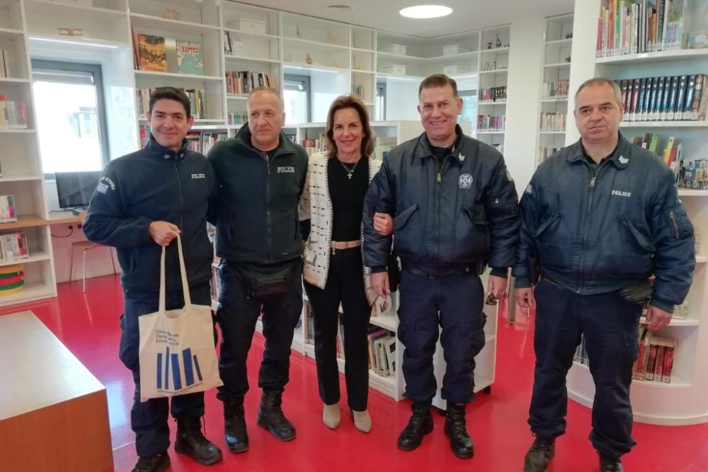 i proedros tis bibliothikis ka katerina dimoyla me astynomikoys tis kam tis dieythynsis astynomias trikalon 2023 03 31 1