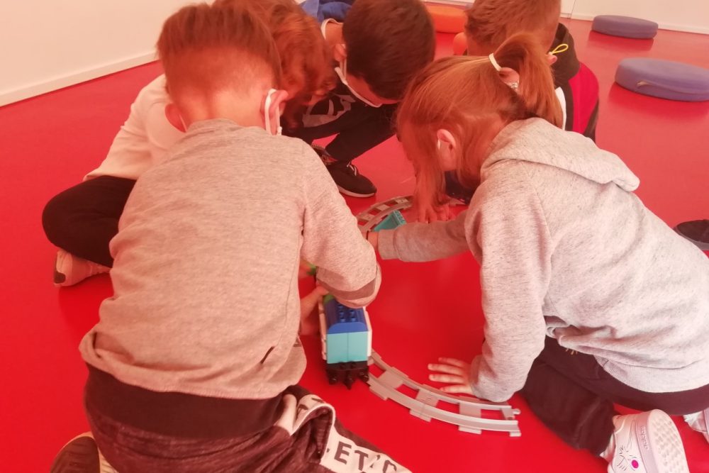 xekinise to ergastirio rompotikis lego coding express 2020 10 24 1