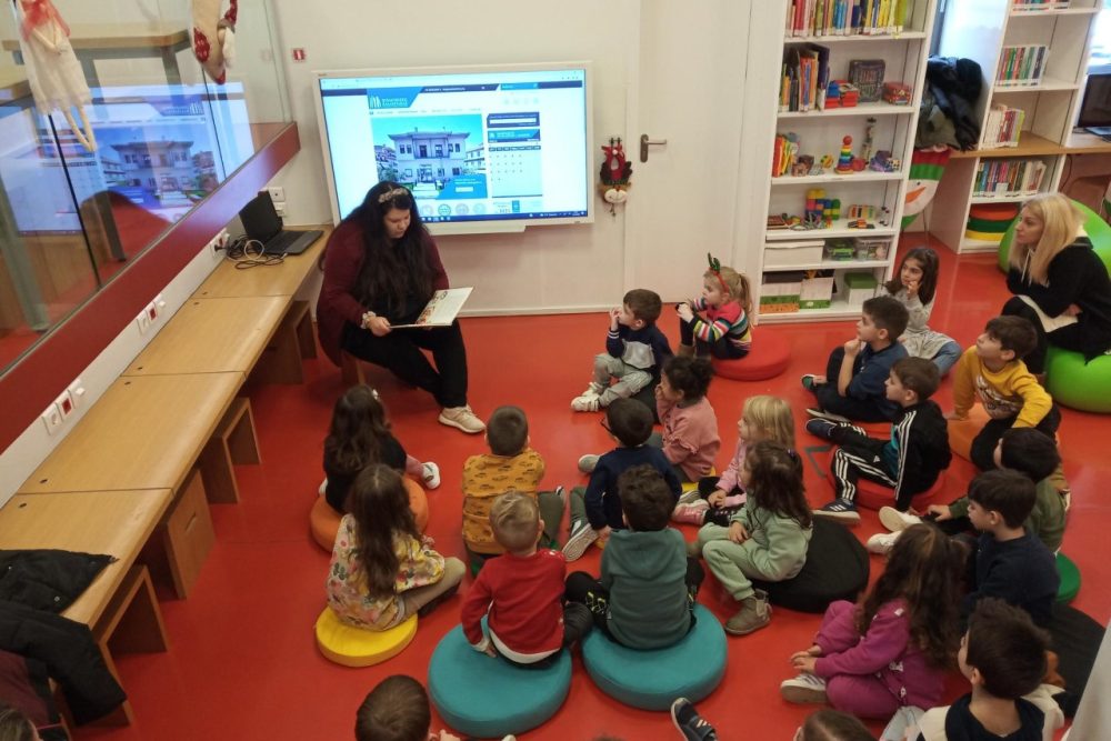 oi mikroi anagnostes apo to 1o nipiagogeio sti bibliothiki 2022 12 13 1