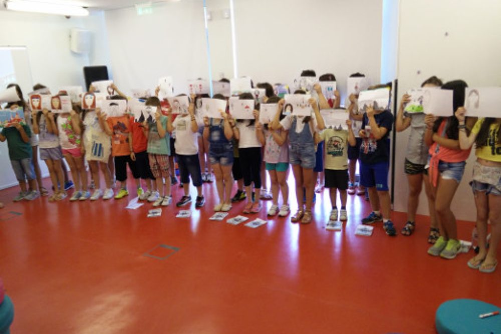 mia fotografia ton paidion poy pairnoyn meros se ena ergastirio 2016 07 01 1