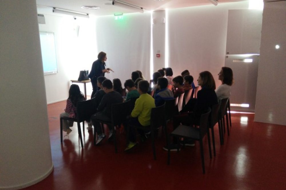 episkepsi mathiton toy 1oy dimotikoy scholeioy kalampakas sti bibliothiki mas 2016 10 13 1